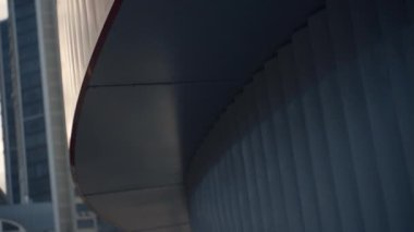 Akşam karanlığında şehir merkezinde modern mimari inşa ediliyor.. 