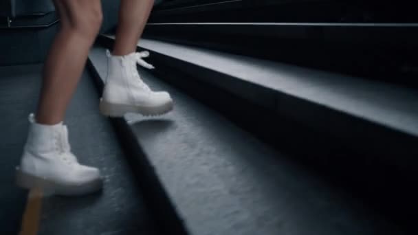 Girl legs walking stairs in subway underground station at city street. — Stock Video