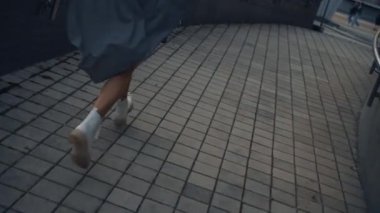 Modern kentsel binaların yakınındaki şehir arka planını yürüten sağlıklı bir kız.. 
