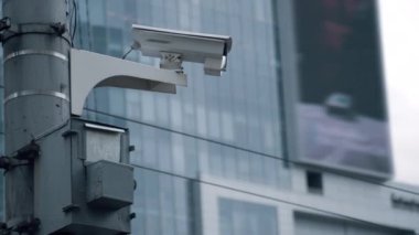 Şehir merkezindeki modern binanın yakınındaki güvenlik kamerası şehri.. 
