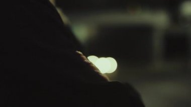 Yoldan geçen arabaların olduğu otoban yakınındaki bir omuz şehri.. 