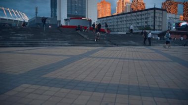 Şehir merkezindeki şehir merkezinde akşam vakti insanlar taşınıyor.. 