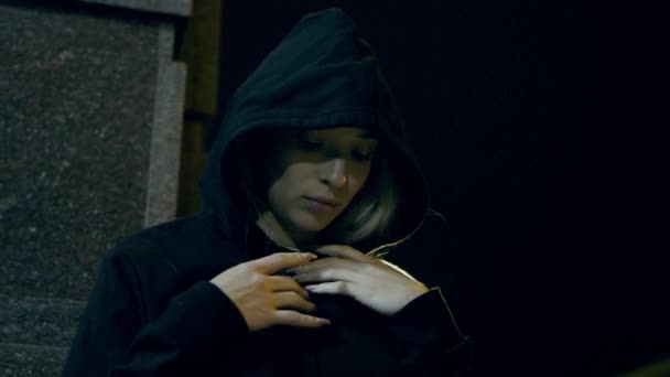 Confident κορίτσι φορώντας hoodie στέκεται στη νύχτα της πόλης στην αστική περιοχή. — Αρχείο Βίντεο