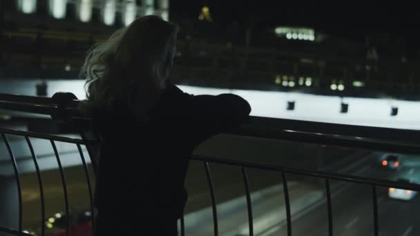 Kobieta korzystających z miasta widok samochody przejeżdżające w nocy ulicy w centrum. — Wideo stockowe