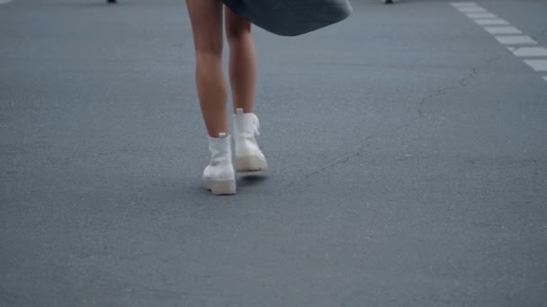 Mädchen überquert Straße auf Zebrastreifen in Innenstadt. — Stockvideo
