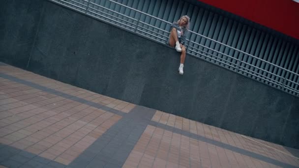 Sitting woman city background posing for photo in downtown street empty. — Stock Video