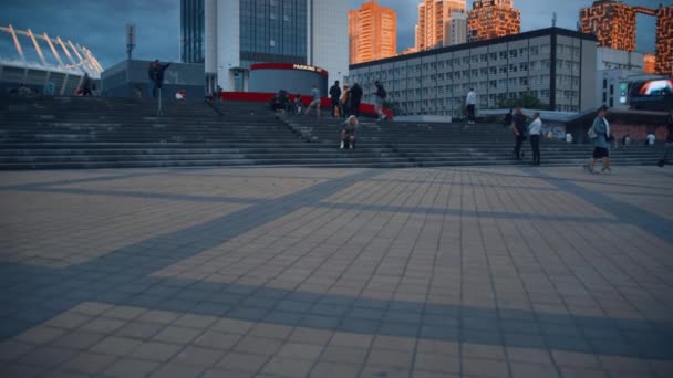 Persone che si muovono sfondo della città nel centro urbano di sera. — Video Stock