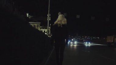 Sarışın kız gece yarısı şehir ışıklarında tek başına eve gidiyor.. 