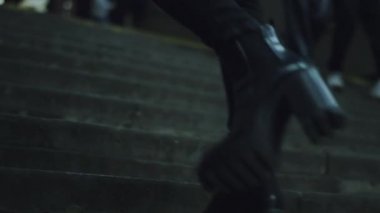 Gece yarısı merdivenlerde tek başına yürüyen kadın ayakkabıları.. 