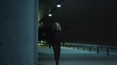 Gece şehri kadını, yeraltı tünelinde sarı saçlarıyla güvenle yürüyor.. 