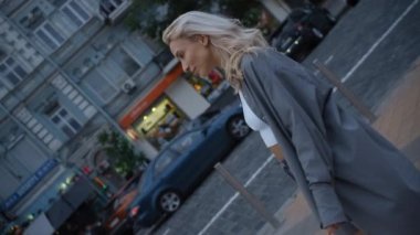 Güler yüzlü kız, şehrin ışıklarında sokağa çıkıyor.. 