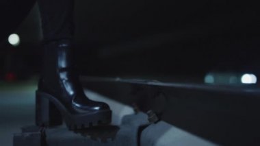 Gece yarısı otobanda ayakta duran kadın tüneli.. 