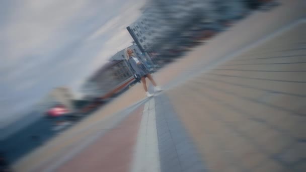 도시 지역의 저녁 거리 조명에 카메라를 걸어 놓는 도시 소녀. — 비디오