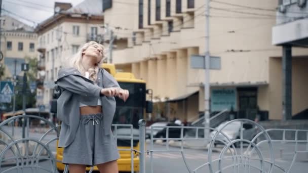 Sexy modelo posando en el centro de la ciudad urbana de fondo durante el día. — Vídeo de stock