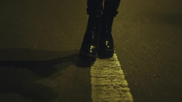 Şehir yolunda tek başına yürüyen bir kadın. Bacakları ayakkabıyla gezen kız. — Stok video