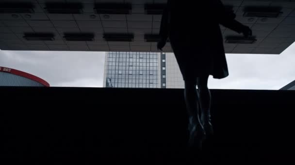 Şehir merkezindeki karanlık metro istasyonundan merdivenlere çıkan kadın.. — Stok video