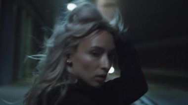 Sarışın model kız gece yarısı otobanda araba sürerek yürüyor.. 