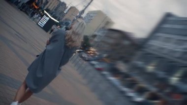 Akşam kasabasında, yol arabalarının yanında güzel şehir manzarası sergileyen bir model.. 