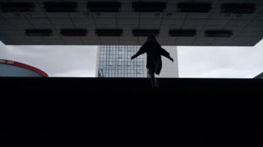 Şehrin karanlık metro istasyonunda yürüyen siluet kız.. 