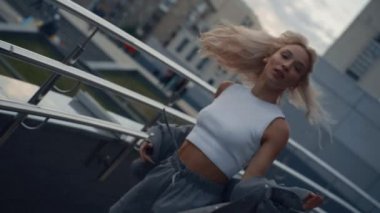 Şehir kadını otoparkta ya da alacakaranlıkta cesedi taşıyor..