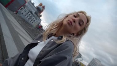 Moda kızı şehir merkezindeki şehir manzarasına poz veriyor.. 