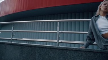 Şehir manzarasında poz veren çekici bir kadın.. 