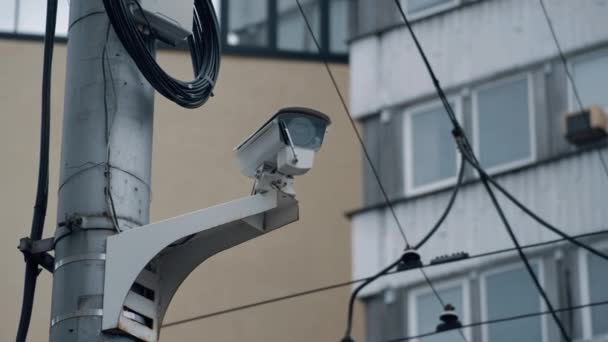 Cámara de vigilancia Cctv grabando fuera del moderno edificio del centro de la ciudad. — Vídeos de Stock