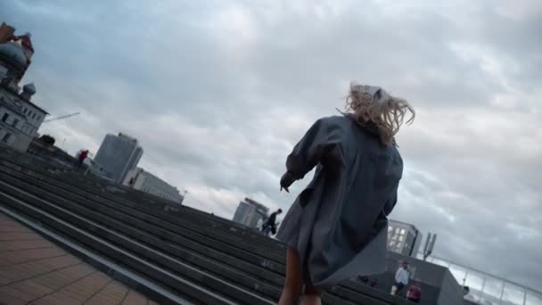 Señora subiendo escaleras en vista de la ciudad moderna en el fondo urbano. — Vídeos de Stock