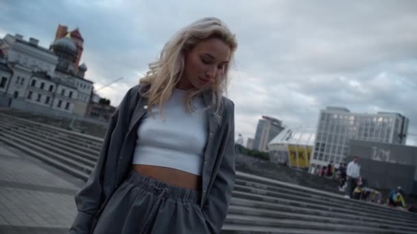 Ragazza bionda di città in posa per la fotocamera con il sorriso nel centro della strada. — Video Stock