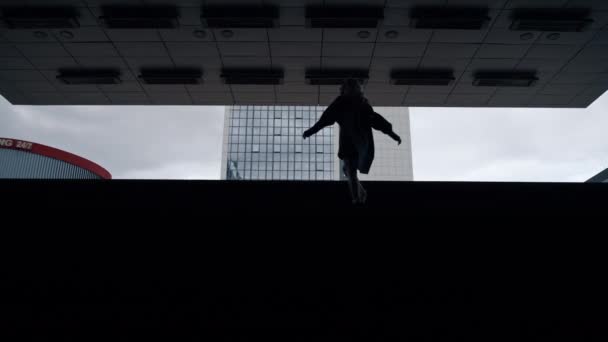 Silueta chica caminando escaleras en la estación de metro oscuro metro en la ciudad. — Vídeos de Stock