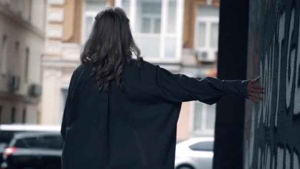 Stadtmädchen läuft mit Auto in modernes Stadtgebäude in der Nähe der Straße. — Stockvideo