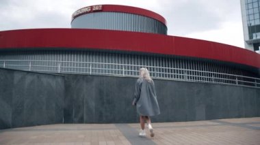 Şehirde gezen kız modern binalarda ya da caddelerde giyiniyor.. 