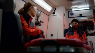 Ambulans arabasıyla kaza yapan acil tıp doktorları.