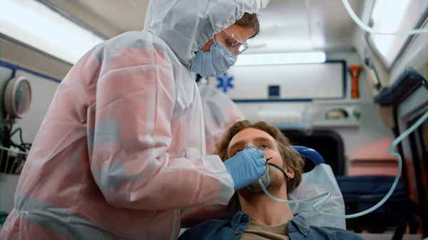 Medici di emergenza che prestano soccorso al paziente in ambulanza — Foto Stock