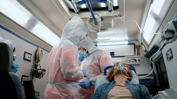 Lekarze trzymający próbki testów na obecność koronawirusów. Pacjent przeniesiony do szpitala — Zdjęcie stockowe