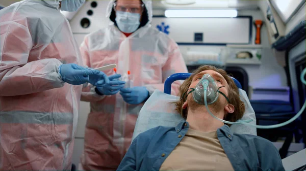 救急車のコロナウイルスのための患者のPCR検査を行う専門医 — ストック写真