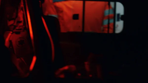 Flasher brillando en el coche de emergencia por la noche. Luces de iluminación en coche ambulancia — Foto de Stock