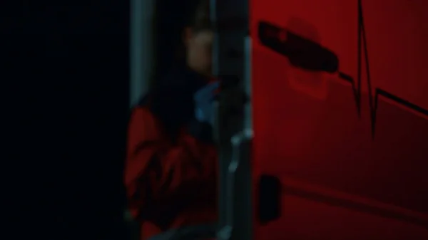 Luzes de emergência a piscar num carro de ambulância à noite. Carro com porta aberta — Fotografia de Stock