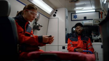 Acil durum yardımcıları ambulans arabasıyla 911 'i arıyorlar.