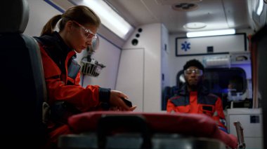 Sağlık görevlileri ambulans arabasıyla acil durum çağrısına gidiyor.