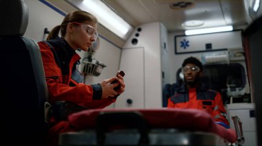 Ambulans arabasında acil tıbbi servis konuşuyor. Üniformalı doktorlar