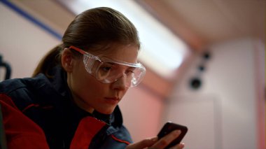 Acil durum aracında cep telefonu kullanan sağlık görevlisi.