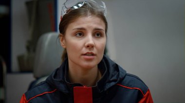 Acil durum arabasında oturan üniformalı sağlık görevlisi. Doktor meslektaşımla konuşuyor.