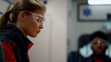 Acil serviste telefonu kullanan bir sağlık görevlisi. Doktor meslektaşımla iş hakkında konuşuyor.