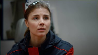 Meslektaşını dinleyen bir tıp çalışanı. Acil servis doktoru kafa sallıyor, evet.