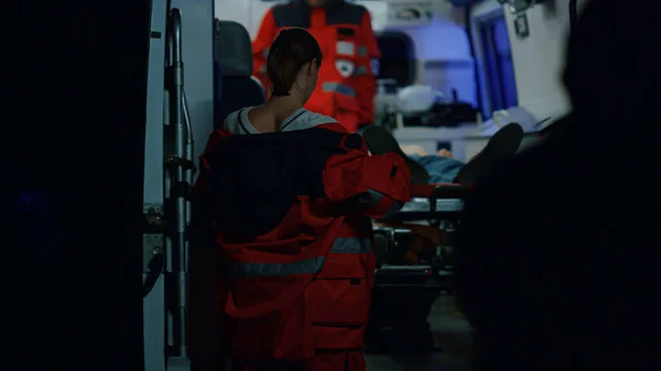 I paramedici salvano il paziente dopo un incidente d'auto. Medici che trasferiscono l'uomo — Foto Stock