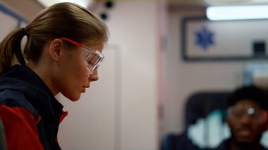 Ambulans arabasıyla sağlık görevlisi. Acil servis doktoru meslektaşımla konuşuyor.