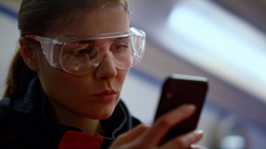 Acil tıp doktoru ambulans arabasında cep telefonundan mesaj atıyor.