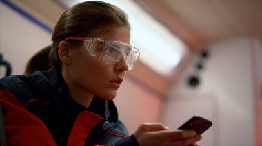 Ambulans arabasında akıllı telefon kullanan bir tıp çalışanı. Doktor cep telefonundan mesaj atıyor.