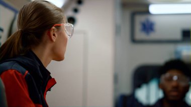 911 çağrısı üzerine ambulansla acil durum aracını kullanan ciddi sağlık görevlileri